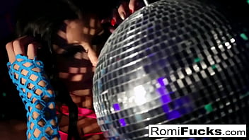 Brunete babe masturbates