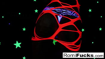 Brunete babe masturbates