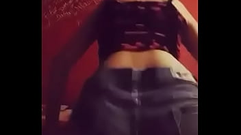 Mimaa conti moviendo el culo