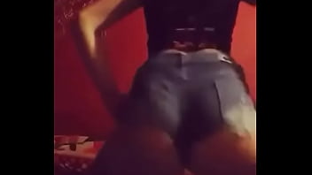 Mimaa conti moviendo el culo