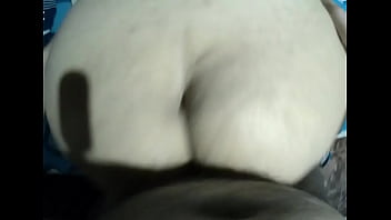 Nuestro primer video porno acabo en el rico culo de mi novia