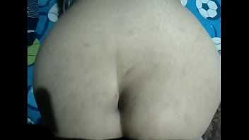 Nuestro primer video porno acabo en el rico culo de mi novia