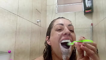 Essa milf resolveu tomar um banho muito safado se masturbando e se exibindo para câmera uma safada gostosa video completo
