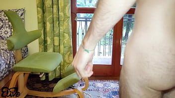 Sborrata interna in piedi mangia la sborra da un vasetto in plastica