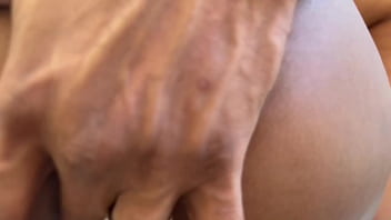 Milf safada convida negão dotado pra fuder o cú dela e sua enteada juntas