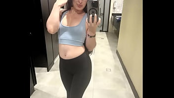 Mi hermanastra me pide follar en el baño de la sala de cine