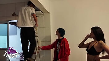 Morena rabuda chamou dois machos pra resolver o problema com a internet