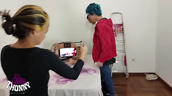 Morena rabuda chamou dois machos pra resolver o problema com a internet