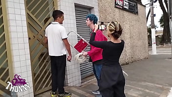 Morena rabuda chamou dois machos pra resolver o problema com a internet