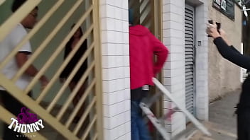 Morena rabuda chamou dois machos pra resolver o problema com a internet