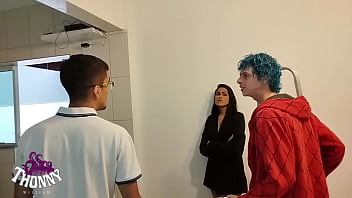 Morena rabuda chamou dois machos pra resolver o problema com a internet