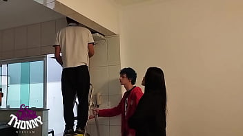 Morena rabuda chamou dois machos pra resolver o problema com a internet Morena rabuda chamou dois machos pra resolver o problema com a internet
