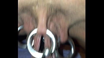 étirement de ma chatte annelée par de très gros anneaux