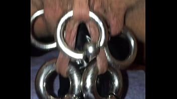 étirement de ma chatte annelée par de très gros anneaux