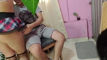 Hijastra vern aqui y folla mi pequeña polla porque tu mama aun no llegara del trabajo tenemos un buen rato para que me saques la lechita