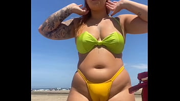 Hoje Eu Tô Afim De Mamar Vários Na Praia thumbnail