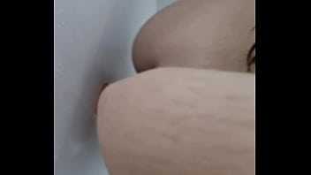 Dildo enorme entrando na novinha gostosa