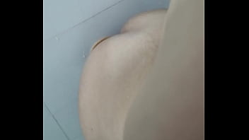 Dildo enorme entrando na novinha gostosa