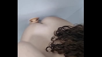 Dildo enorme entrando na novinha gostosa