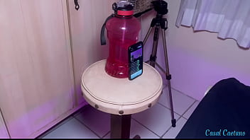 Chamei meu chefe para me foder na frente do corninho ele não resiste de tesão e vem participar da brincadeira engoli a piroka dele enquanto estava sendo fodida e gozando na pika de outro