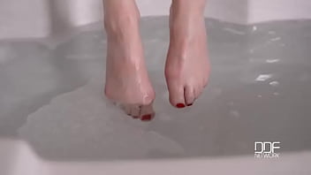 From tub to box wet babe licks toes while masturbating