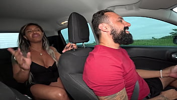No carro com lukas anne cristalli cuzinho apertado e leite no bico