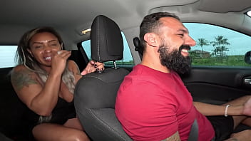No carro com lukas anne cristalli cuzinho apertado e leite no bico