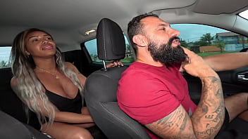 No carro com lukas anne cristalli cuzinho apertado e leite no bico