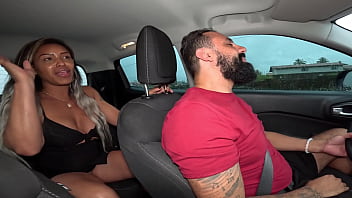 No carro com lukas anne cristalli cuzinho apertado e leite no bico