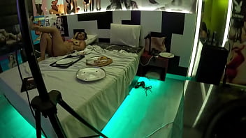 No motel com duas safadas peladinhas depois das cenas