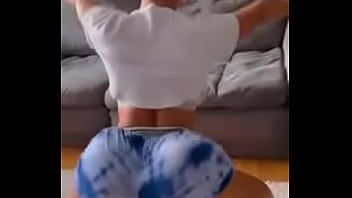 Big booty girl twerking to drake