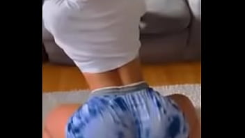 Big booty girl twerking to drake