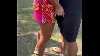 Rodeada de homens em dogging no estacionamento do russo