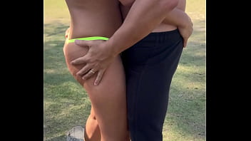 Rodeada de homens em dogging no estacionamento do russo