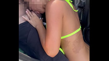 Rodeada de homens em dogging no estacionamento do russo