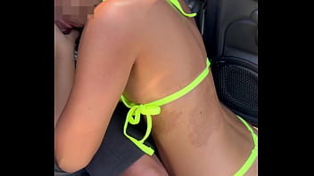 Rodeada de homens em dogging no estacionamento do russo