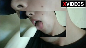 Chavito Metiéndose Una Banana En La Boca Y La Chupa Rico thumbnail