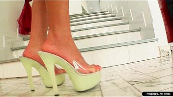 Blonde in green outfitt shows her skills