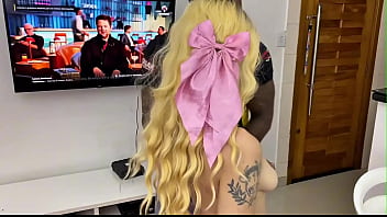 O negao foi arrumar meu interfone e me fodeu no pelo