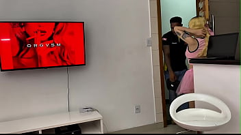 O negao foi arrumar meu interfone e me fodeu no pelo