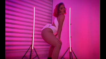 Colombian slut dances to make some dough