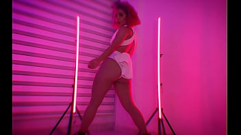 Colombian slut dances to make some dough