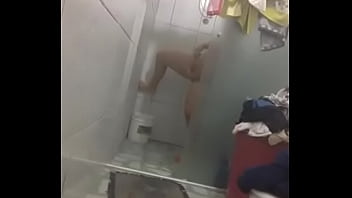 Siririca no banheiro