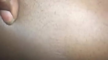 Elles écarte le cul et se fait pilonner