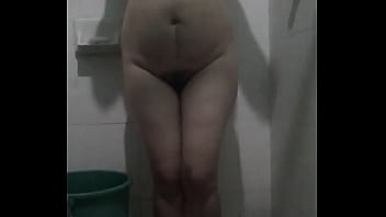 Termino de tomar mi baño yo limpiecita