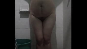 Termino de tomar mi baño yo limpiecita