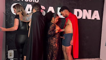 Festa de halloween da putaria uma suruba gostosa entre casais chupando gostoso a buceta molhada a piroca grossa quase gozando gostoso nas safadas