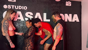 Festa de halloween da putaria uma suruba gostosa entre casais chupando gostoso a buceta molhada a piroca grossa quase gozando gostoso nas safadas