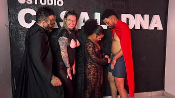 Festa de halloween da putaria uma suruba gostosa entre casais chupando gostoso a buceta molhada a piroca grossa quase gozando gostoso nas safadas