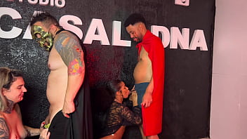 Festa de halloween da putaria uma suruba gostosa entre casais chupando gostoso a buceta molhada a piroca grossa quase gozando gostoso nas safadas